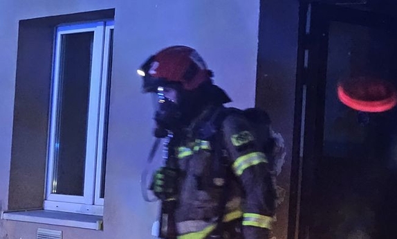 strażak wychodzący z domu
