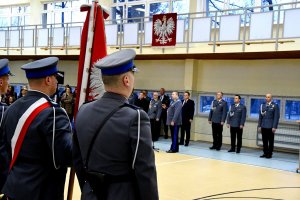 Tyłem stoi poczet sztandarowy. W tle przemawia generał- Komendant Wojewódzki Policji w Białymstoku i kadra dowódcza policji.