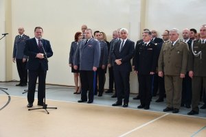 Sekretarz Stanu w Ministerstwie Spraw Wewnętrznych i Administracji Jarosław Zieliński wypowiadający się przez mikrofon