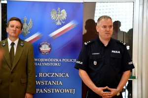 Zastępca komendanta wojewódzkiego policji w Białymstoku wraz z przedstawicielem Lasów Państwowych.