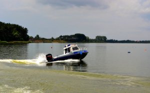 zdjęcie policyjnej łodzi wodnej