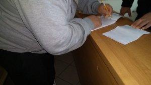 ręce mężczyzny podpisującego dokument