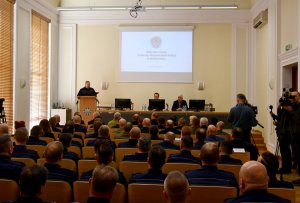 Komendant Wojewódzki Policji w Białymstoku omawia prezentację.