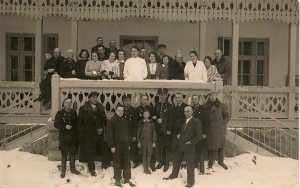zdjęcie grupowe, ludzie stoją na ganku i przed gankiem na sniegu