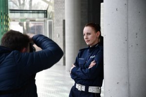 Fotograf robi zdjęcie policjantce.
