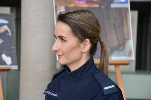 Policjantka na holu Opery Podlaskiej.