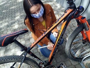 Profilaktyk z komendy w Bielsku Podlaskim znakuje rower.