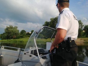 policjanci w trakcie słuzby na terenach przywodnych