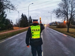 policjant stoi na drodze