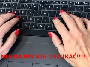 dłonie kobiety na klawiaturze komputera