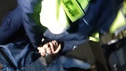 policjant zapina kajdanki na ręce