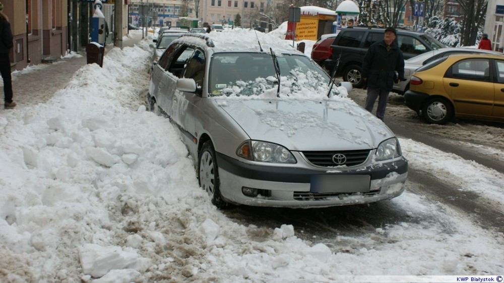 Spadający śnieg uszkodził samochód Aktualności Policja