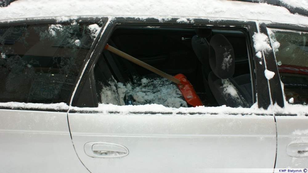 Spadający śnieg uszkodził samochód Aktualności Policja