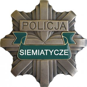 Zdjęcie w kolorze. Na pierwszym planie gwiazda policyjna z napisem POLICJA SIEMIATYCZE.