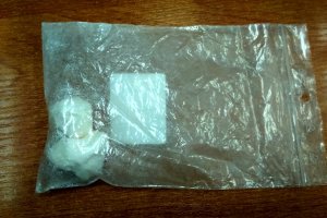 torebeczka strunowa z zawartością białego,zbrylonego proszku, który po badaniu narkotesterem okazał się amfetaminą