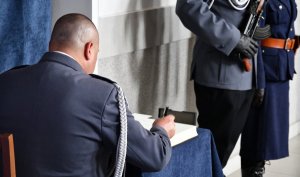 Podpisanie aktu odsłonięcia tablicy pamiątkowej przez Komendanta Wojewódzkiego Policji w Białymstoku nadinspektora Daniela Kołnierowicza.