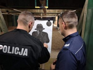 policjanci przy tarczy oceniają strzelanie