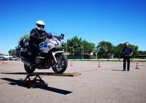 policjant na motocyklu jedzie po równoważni
