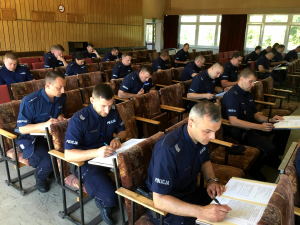 Kilkunastu policjantów pisze test wiedzy ogólnej
