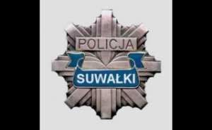 Zdjęcie w kolorze. Gwiazda policyjna z napisem POLICJA SUWAŁKI.