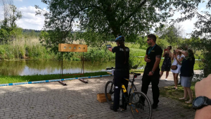 Estońska policjantka strzela do tarczy.