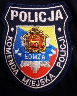 emblemat z napisem Policja i Komenda Miejska Policji w Łomży