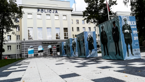 wystawa przedstawiająca umundurowanie policjantów z II RP i obecnych.