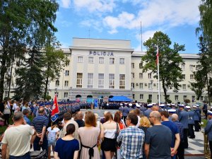 Zdjęcie placu przed budynkiem KWP w Białymstoku, przedstawiające wszystkich uczestników.