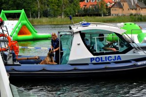 Policyjna łódka, a na niej policjantka z psem służbowym