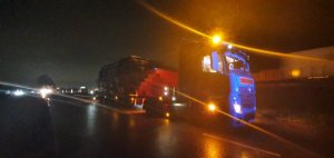 zdjęcie zrobione nocą a na nim zatrzymany do kontroli pojazd ciężarowy