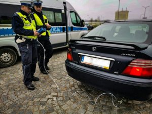 policjanci podczas kontroli stanu technicznego pojazdów oraz emisji spalin