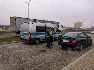 policjanci podczas kontroli stanu technicznego pojazdów oraz emisji spalin