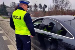 policjanci podczas kontroli stanu technicznego pojazdów