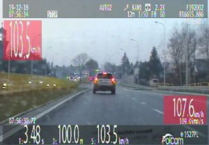 zrzut obrazu z policyjnej kamery, na pierwszym planie samochód , w lewym górnym rogu na czerwonym polu podana prędkość 103,5