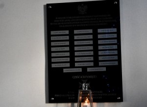 Przekazane betlejemskie światło pokoju pod tablicą upamiętniającą funkcjonariuszy Policji Państwowej, jeńców wojennych obozu w Ostaszkowie bestialsko rozstrzelanych w Kalininie przez NKWD ZSRR, pogrzebanych w miednojskich dołach śmierci.