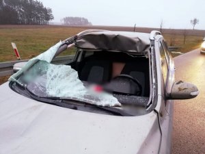 zniszczona przednia część pojazdu