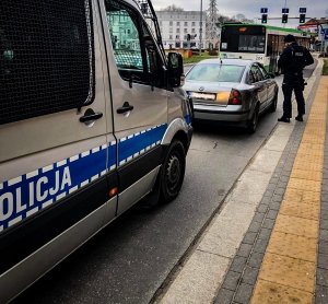 policyjny radiowóz i pojazd zatrzymany do kontroli drogowej