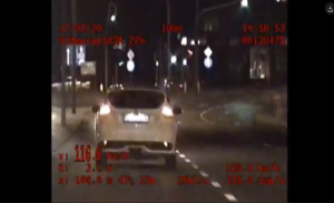 Zrzut z wideorejestratora na którym widać, jak ford jedzie z prędkością 116 kilometrów na godzinę.