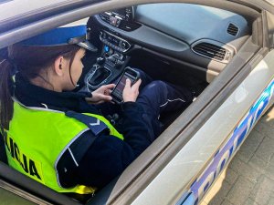 policjantka ruchu drogowego wypełnia dokumentację