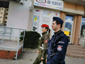 policjant w trakcie służby z funkcjonariuszką Żandarmerii Wojskowej
