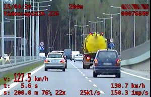 Zrzut z ekranu policyjne kamery na bmw, którego kierowca przekracza prędkość.