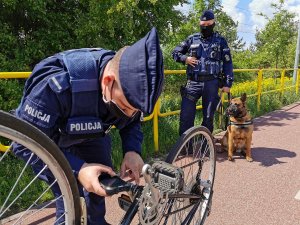 Policjant sprawdza rower