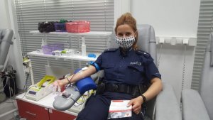 policjantka oddaje krew