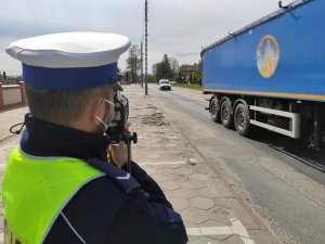 policjanci ruchu drogowego podczas służby na drogach