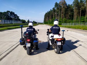 policjanci ruchu drogowego na motocyklach
