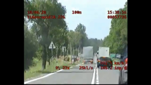 Na drodze widać jak pojazd ciężarowy wyprzedza inne pojazdy