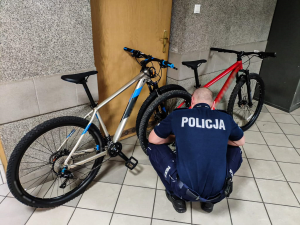 Policjant i dwa rowery.