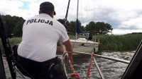 policjant na łodzi, w trakcie pomocy żeglarzowi, który utknął w trzcinowisku