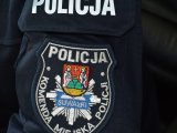 naszywka na mundurze policyjnym ; napis Komenda Miejska Policji w Suwałkach