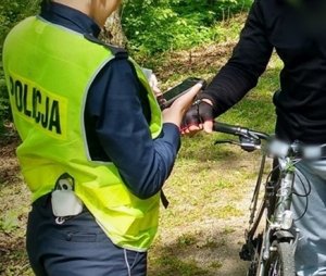 policjantka w trakcie czynności służbowych z rowerzystą